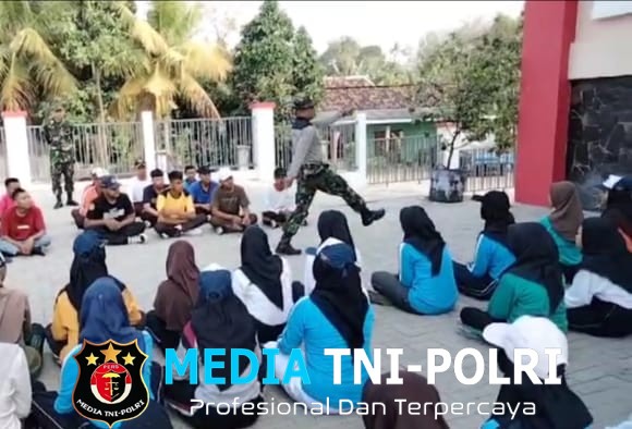 Babinsa Ajari Gerakan Baris Berbaris Siswa SMKN I Gesi