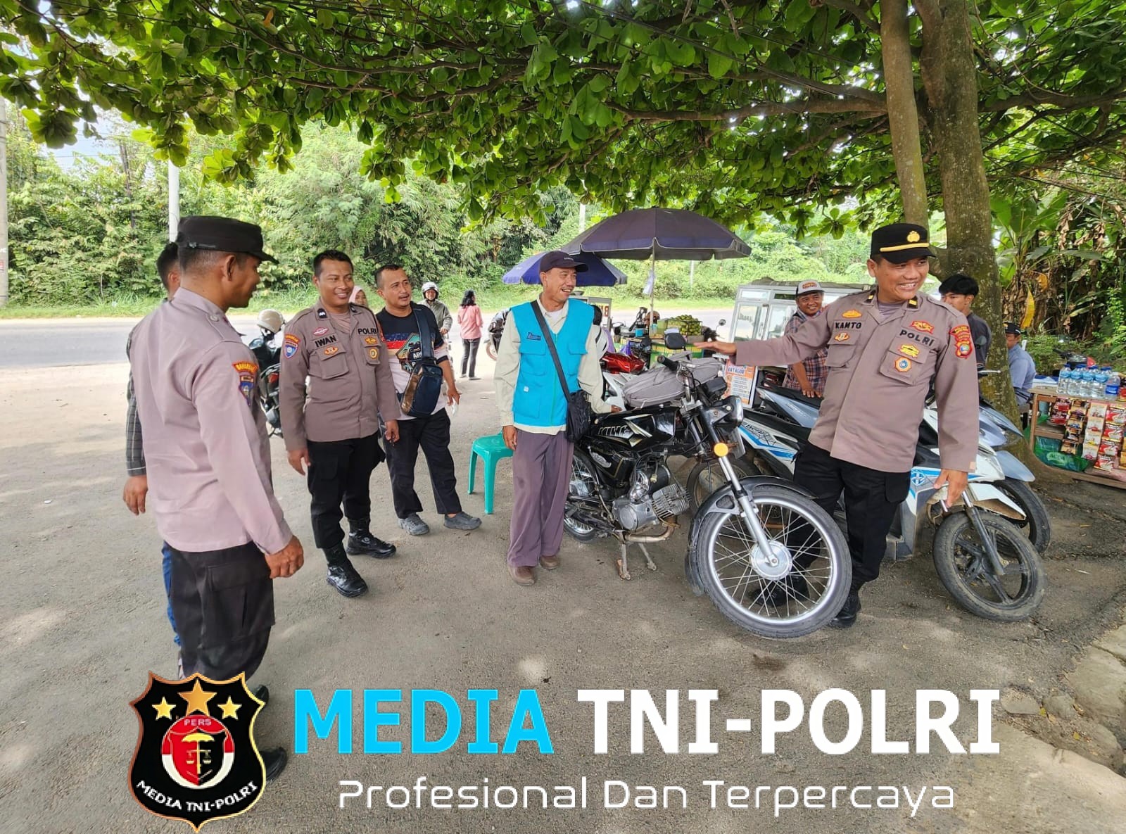 Polisi Menyapa Warga Patroli Dialogis Sat Binmas Ciptakan Rasa Aman di Lampung Tengah