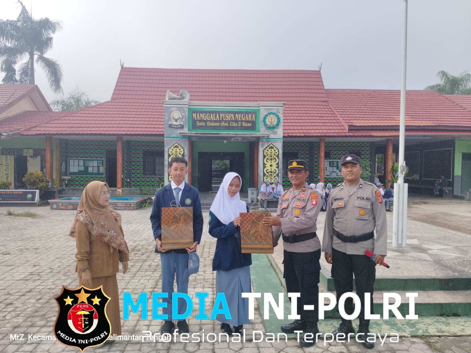 Satbinmas Polres Kotim Bertindak Sebagai Pembina Upacara di SMKN 1 Kota Besi