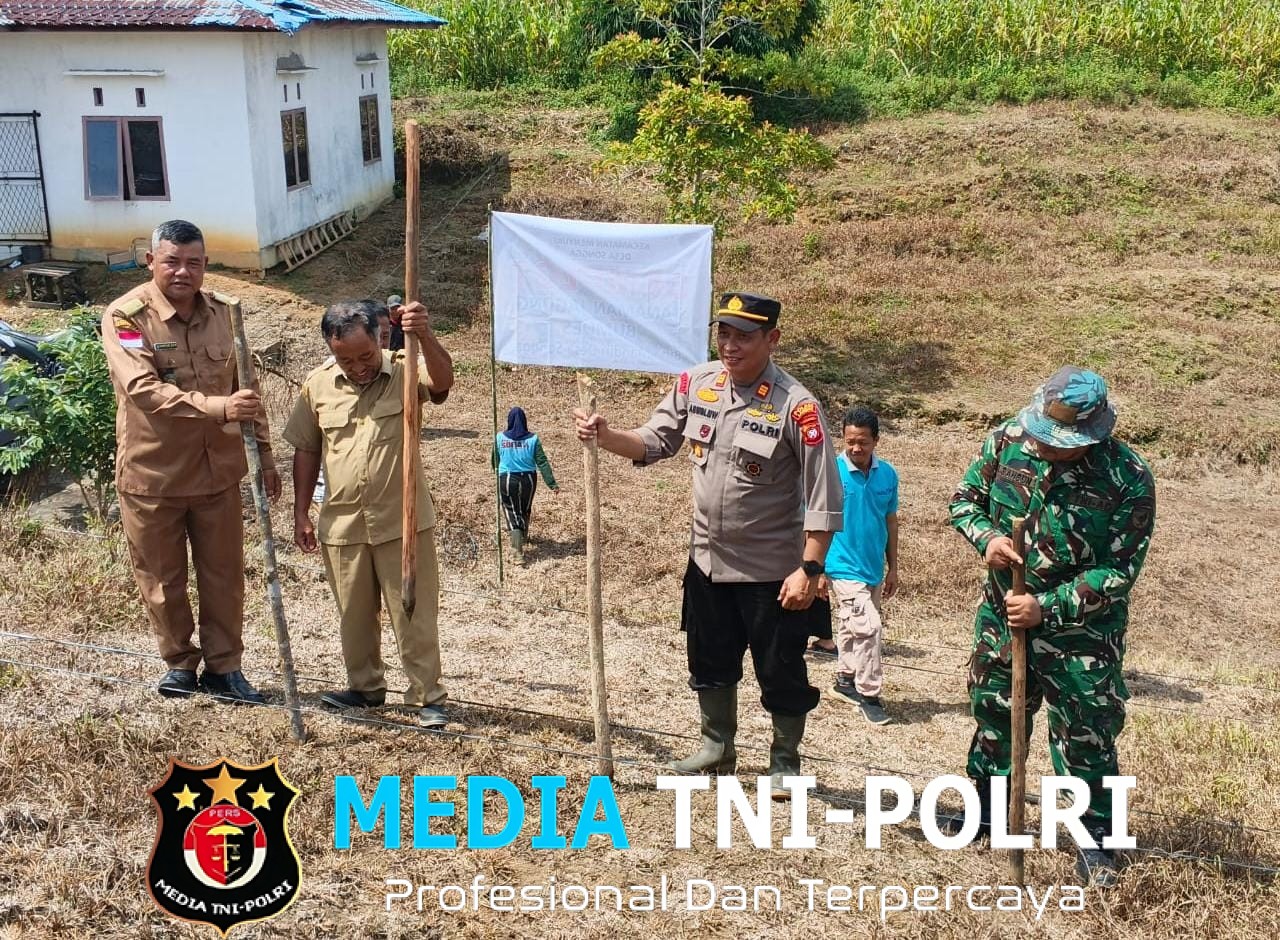 Kapolsek Menyuke Mengikuti Penanaman Jagung Serentak 1 Desa 1 Hektar Di Desa Songga