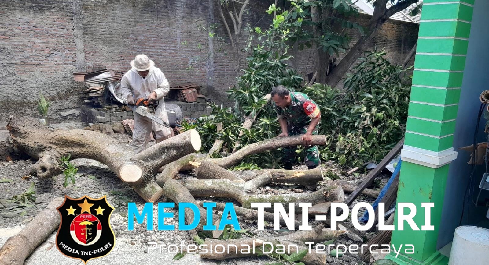 Babinsa Ngemplak Gerak Cepat Evakuasi Pohon Tumbang, Warga Terbantu Minimalkan Kerugian