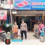 Patroli Polsek Ngabang Menyasar Ke Pemukiman Penduduk Dan Pedagang UMKM Untuk Berikan Pesan Kamtibmas