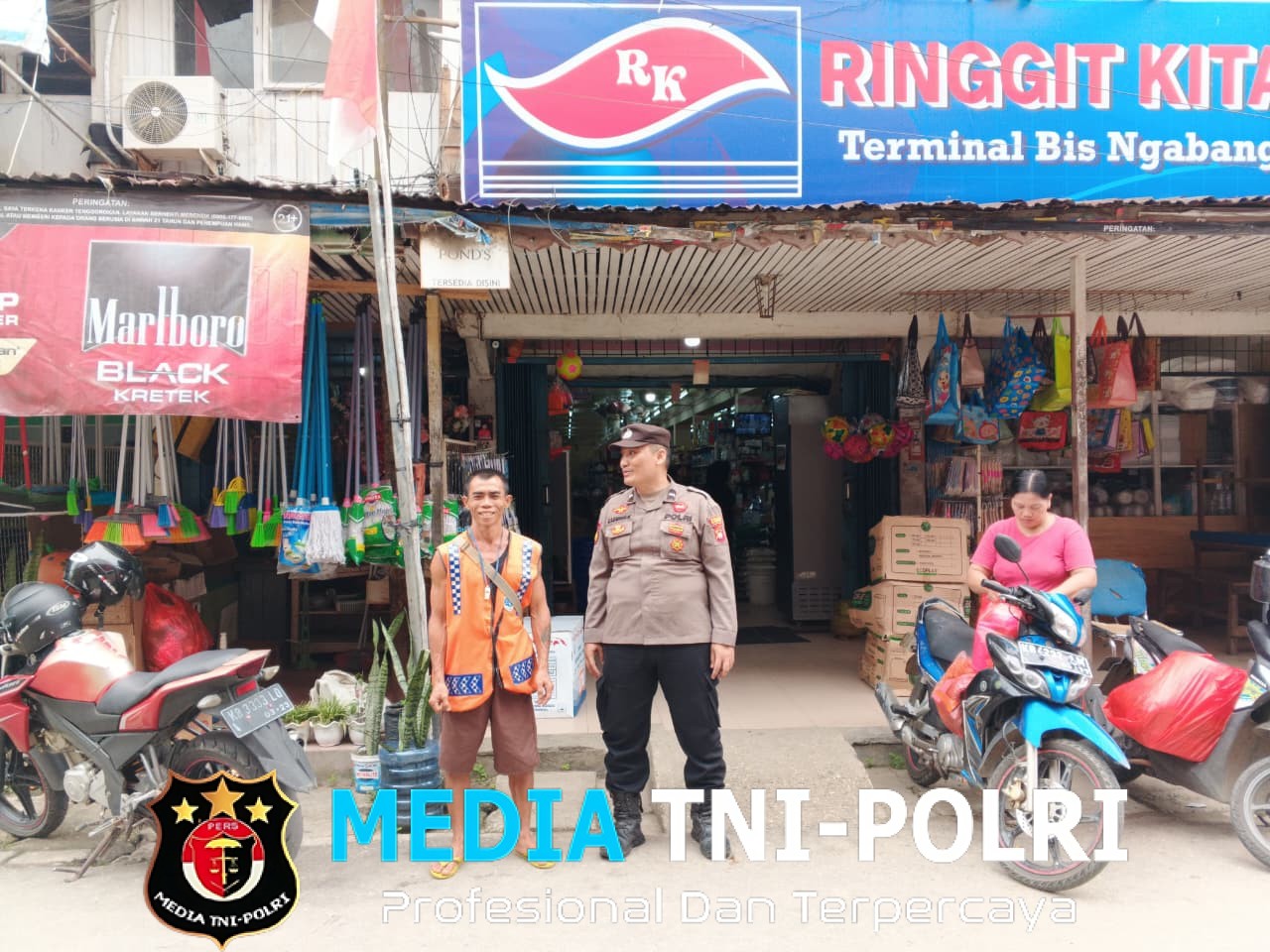 Patroli Polsek Ngabang Menyasar Ke Pemukiman Penduduk Dan Pedagang UMKM Untuk Berikan Pesan Kamtibmas