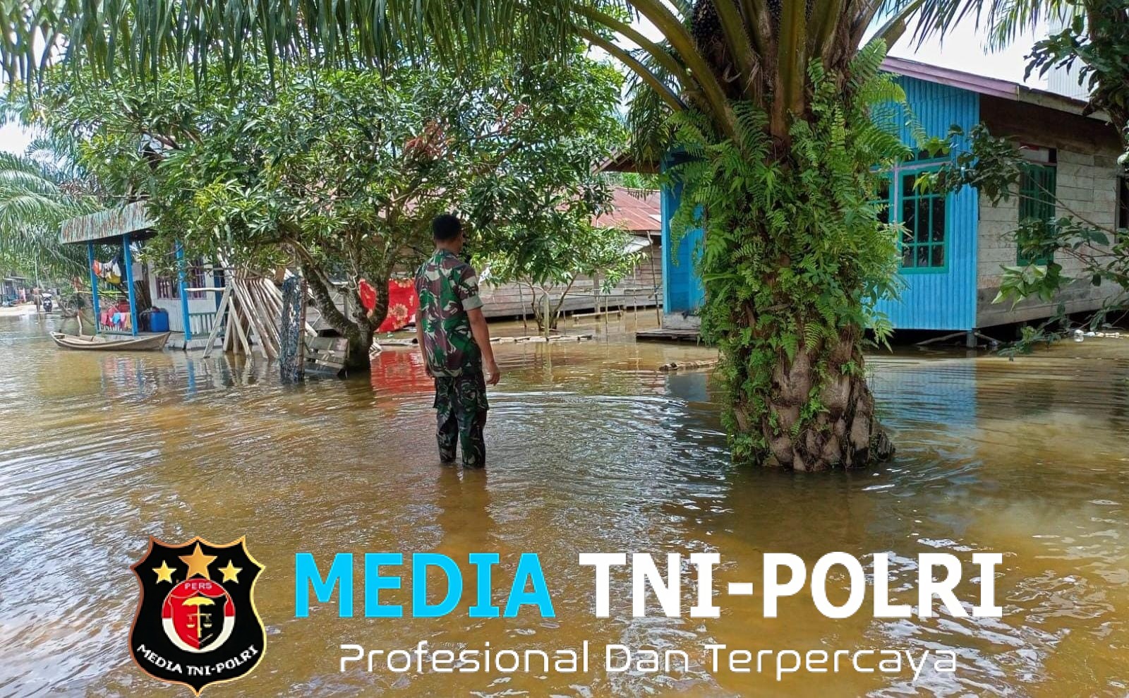 Hadir Di Tengah Masyarakat Babinsa Koramil 1015-05/Kota Besi Pantau Banjir di Wilayah Binaan