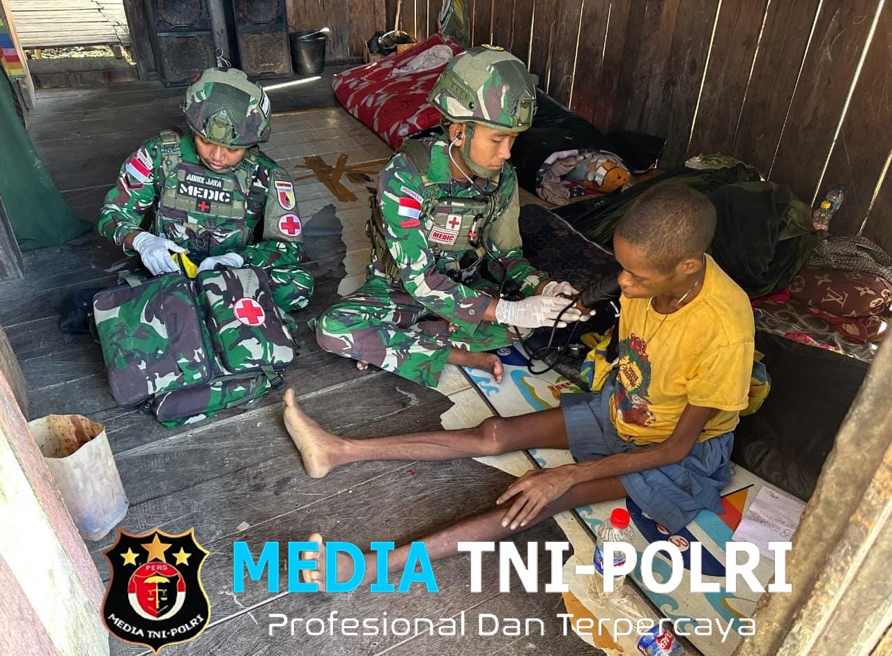 Patroli Cintai Kesehatan Satgas Yonif 521/DY di Kampung Muaranawa