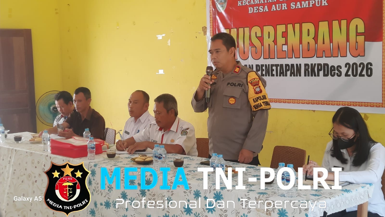 Kapolsek Sengah Temila Hadiri Musrenbang Desa Aur Sampuk, Tekankan Transparansi dan Pengawasan Anggaran