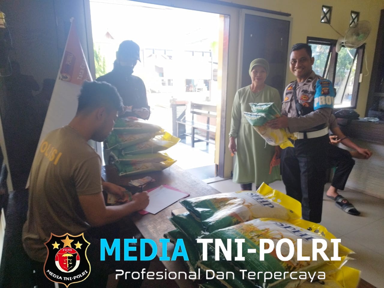 Melalui Gerakan Pangan Murah Polsek Mempawah Hulu Salurkan Beras ke Warga