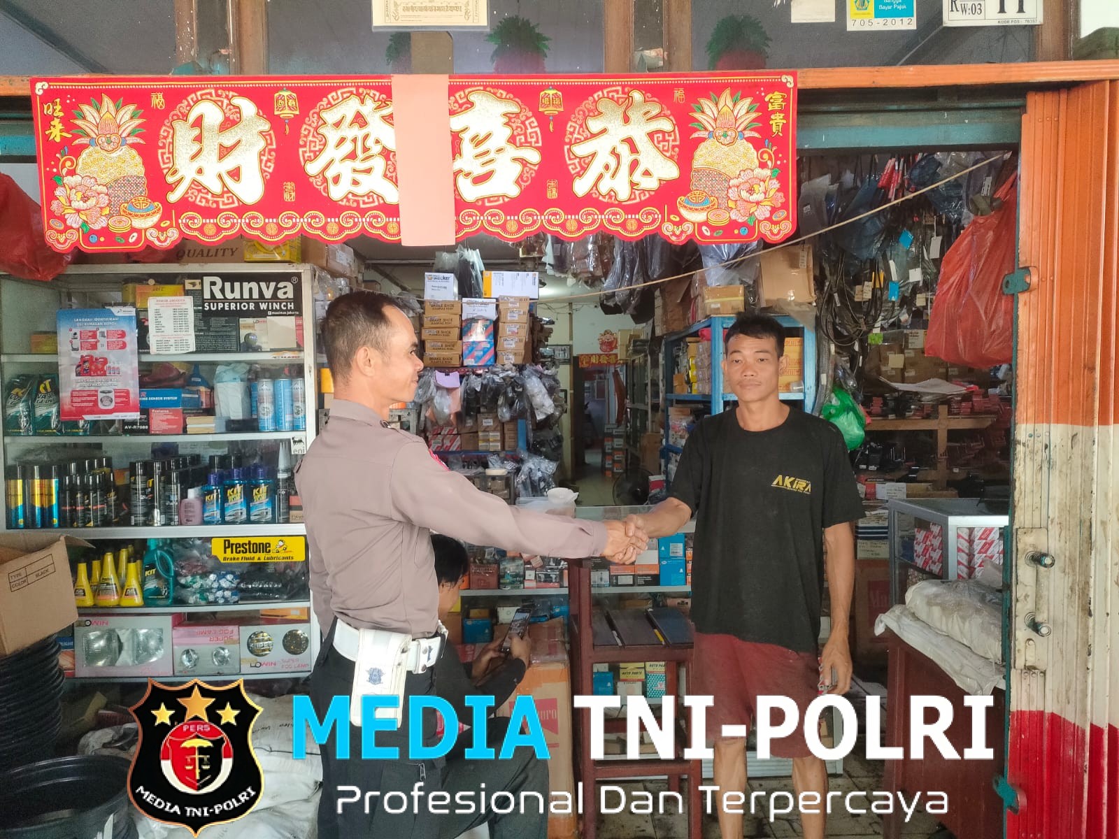 Patroli Polsek Ngabang Ingatkan Kepada Pengusaha Bengkel Hindari Jual-Beli Oli Ilegal/Palsu