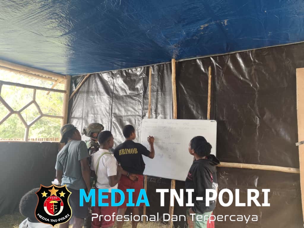 Prajurit Yonif 700/Wyc di Pos Mayuberi Dari Senjata ke Kapur Tulis, Mencerdaskan Generasi Penerus di Ujung Papua