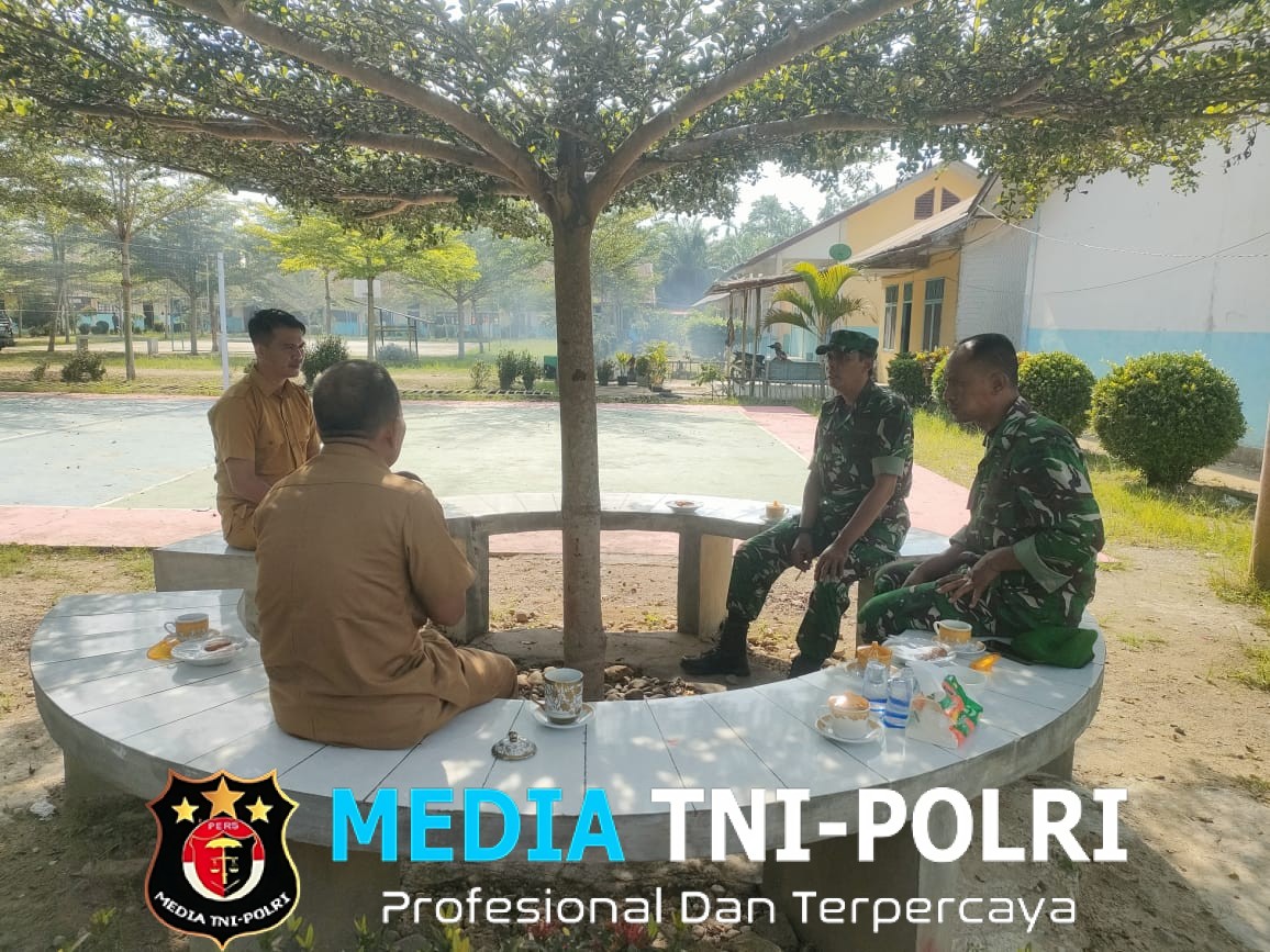Silaturahmi Penuh Keakraban, Babinsa dan Guru di Langkahan Bahas Masa Depan Generasi Muda