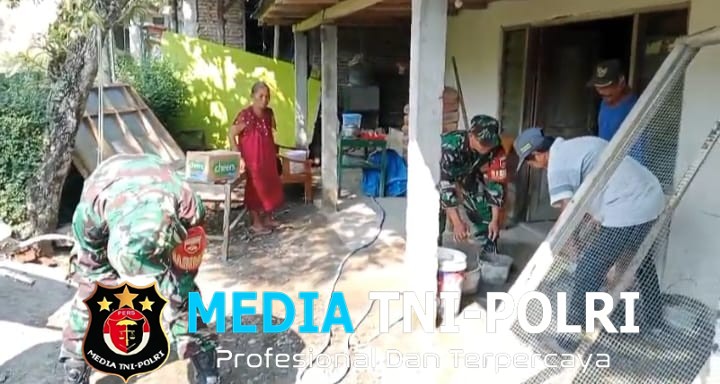 Babinsa Sigap Bantu Perbaiki Rumah Warga Penerima Bantuan Bedah Rumah