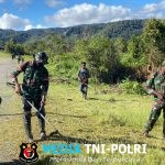 TNI Gotong Royong Bersihkan Jalan di Kampung Yappimakot, Wujud Nyata Kepedulian di Perbatasan