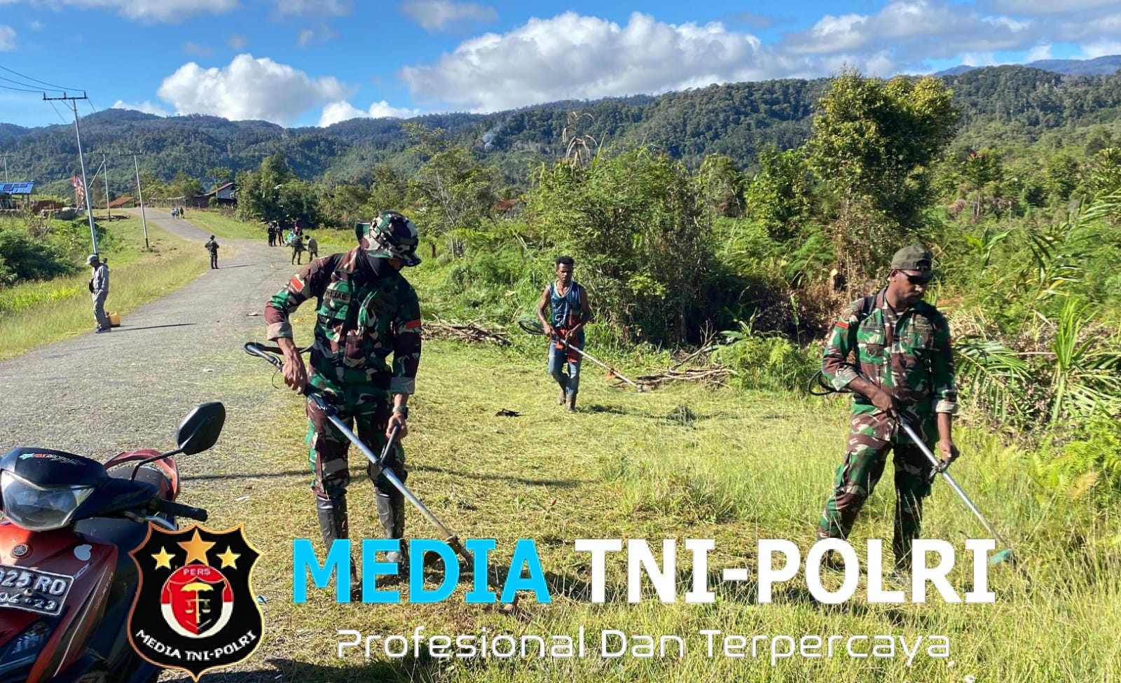 TNI Gotong Royong Bersihkan Jalan di Kampung Yappimakot, Wujud Nyata Kepedulian di Perbatasan