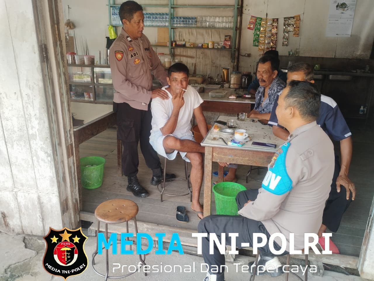 Patroli Siang Polsek Mandor Antisipasi Gangguan Kamtibmas Sejak Dini