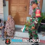 Babinsa Kratonan Dampingi Pemberian Bantuan Beras Kepada Warga Gangguan Jiwa di Wilayahnya