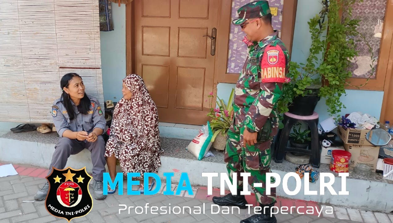 Babinsa Kratonan Dampingi Pemberian Bantuan Beras Kepada Warga Gangguan Jiwa di Wilayahnya