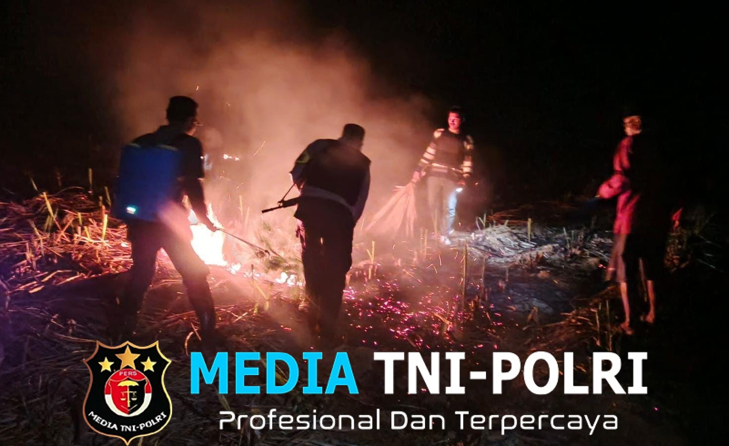 Polres Mesuji Bersama Masyarakat Berjibaku Memadamkan Kebakaran Hutan di Dua Titik