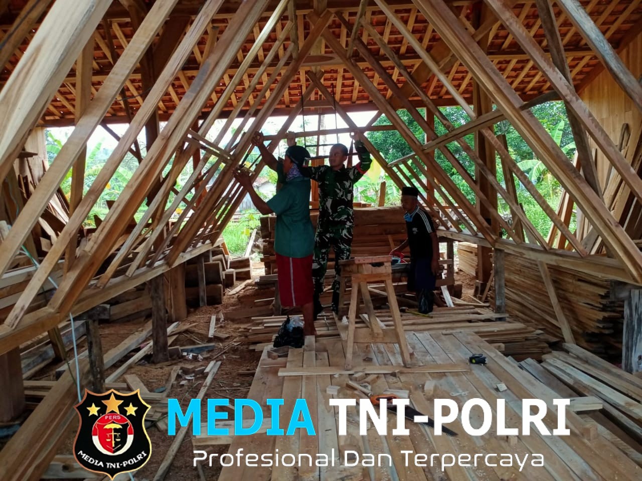 Babinsa Juwangi Jalin Silaturahmi dengan Pengrajin Mebel, Wujudkan Kemanunggalan TNI-Rakyat