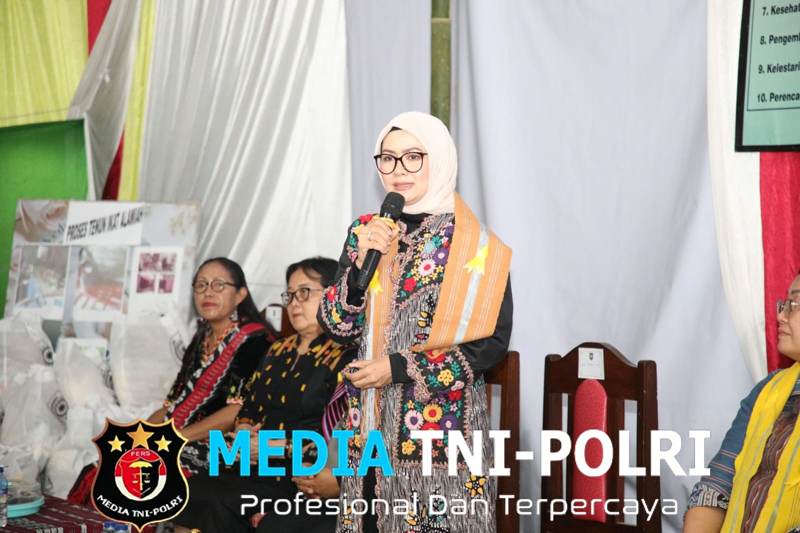 Tinjau Hasil Kerajinan Tenun di NTT, Yane Bima Arya Dorong Peningkatan Kualitas dan Penguatan Peran Keluarga