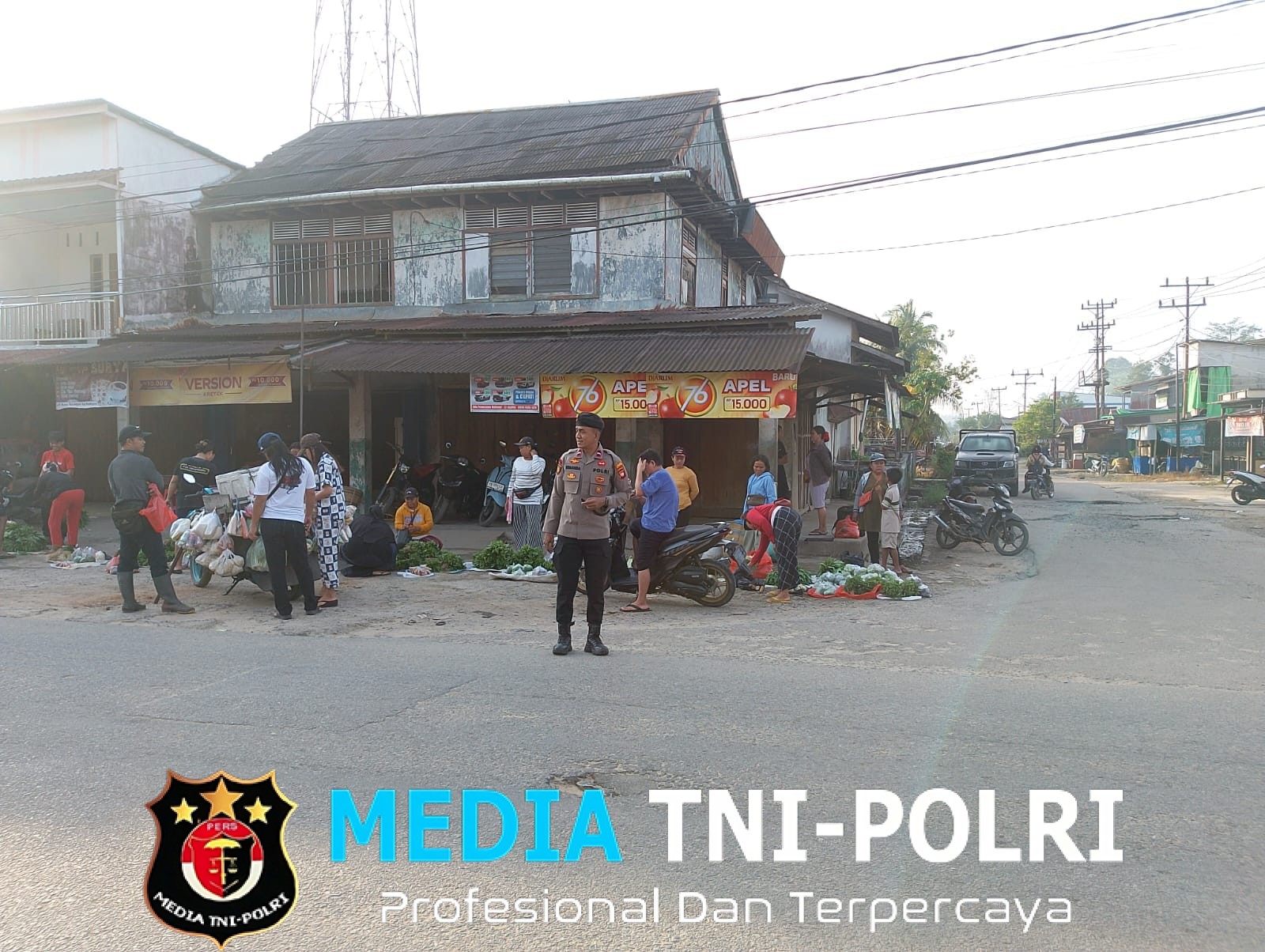 Personil Polsek Mempawah Hulu Rutin Melaksanakan Pengaturan Lalu Lintas Diarea Sekolah dan Pasar Karangan