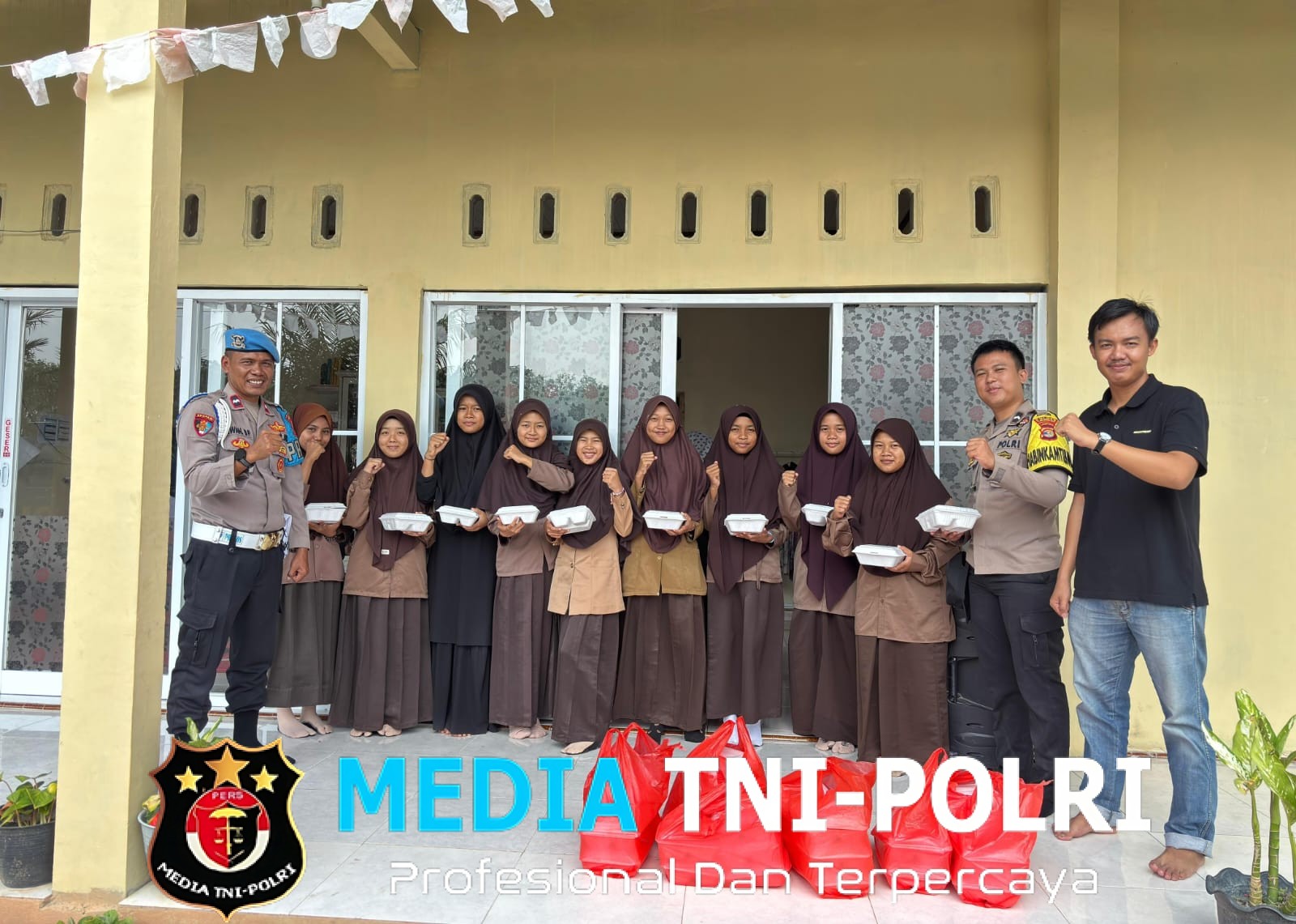 Jumat Berkah, Polsek Lambu Kibang Bagikan Nasi Kotak kepada Santri Pondok Pesantren Nurul Kirom