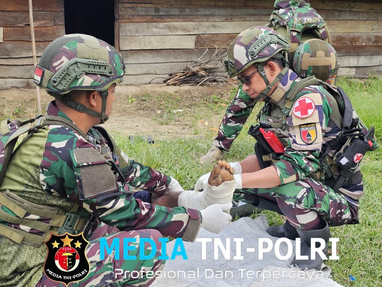 Kemanusiaan di Atas Segalanya, Satgas Yonif 521/DY Tim Kesehatan Pos Kotis Walesi Datangi Rumah Warga dengan Luka Bakar untuk Berikan Pengobatan