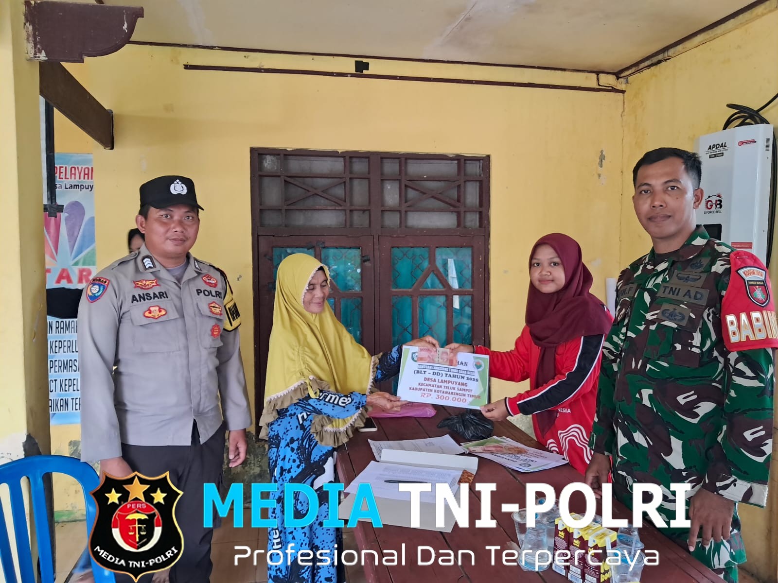 Babinsa Koramil 1015-01/MHS Dampingi Penyaluran Bantuan Langsung Tunai Dana Desa