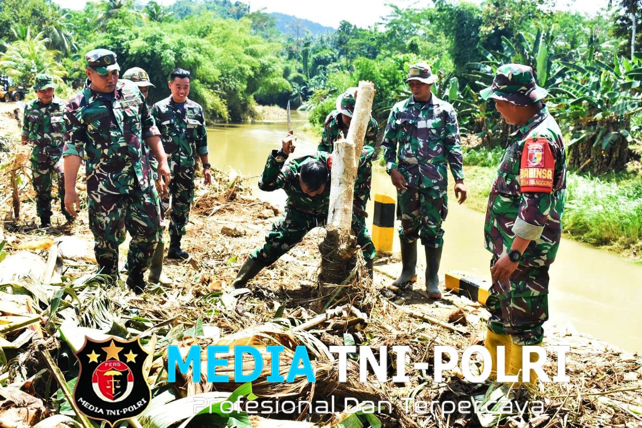 Anggota Kodim 0818 Malang-Batu Bantu Warga Bersihkan Dampak Luapan Air di Desa Sitiarjo