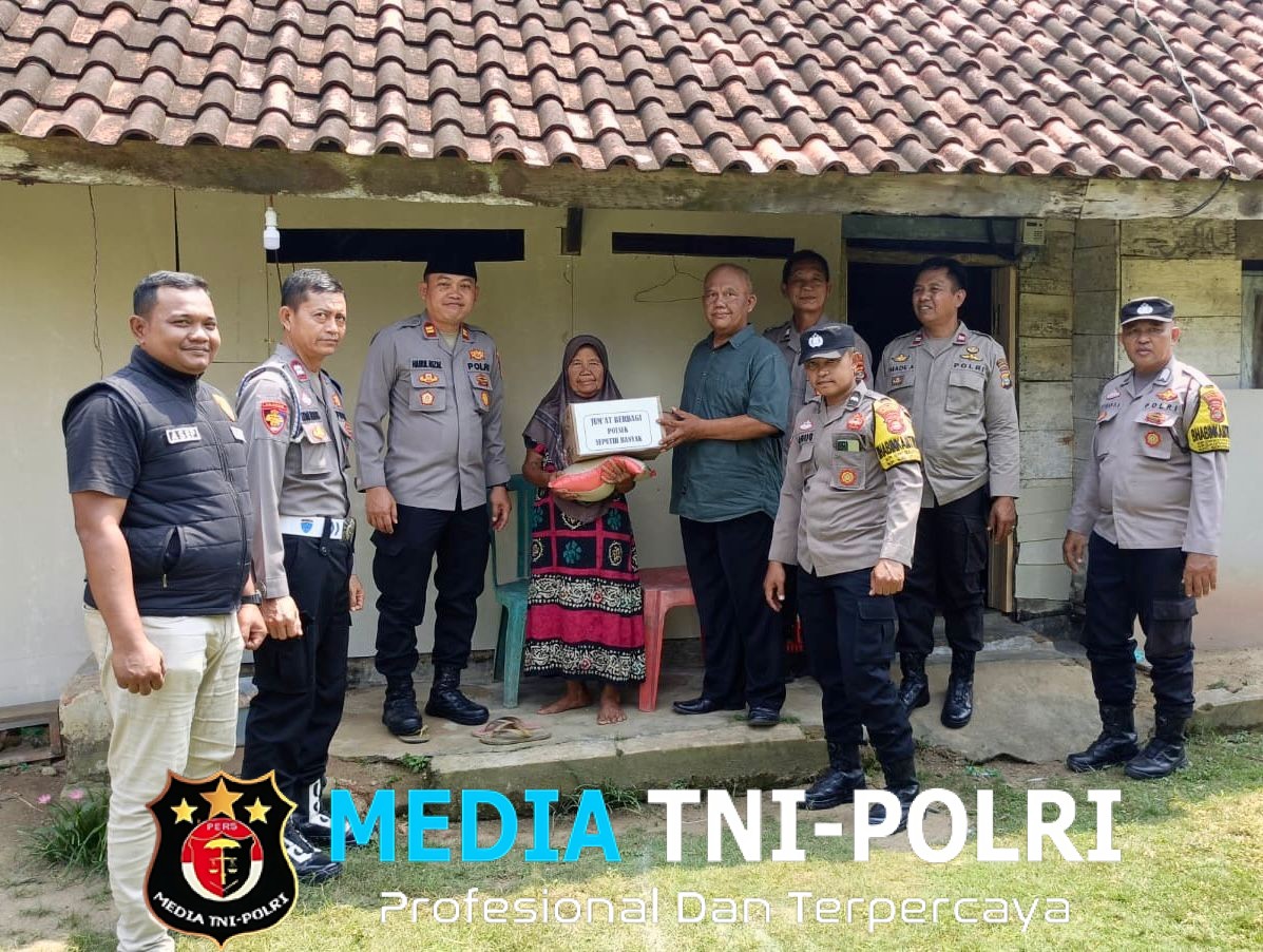 Naik Motor, Kapolsek Seputih Banyak Salurkan Bantuan Sosial Kepada Warga Kurang Mampu