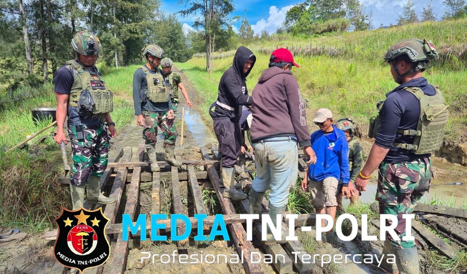 Satgas Yonif 700/Wyc Turun Tangan, Perbaiki Jembatan Pengubung Harapan di Puncak