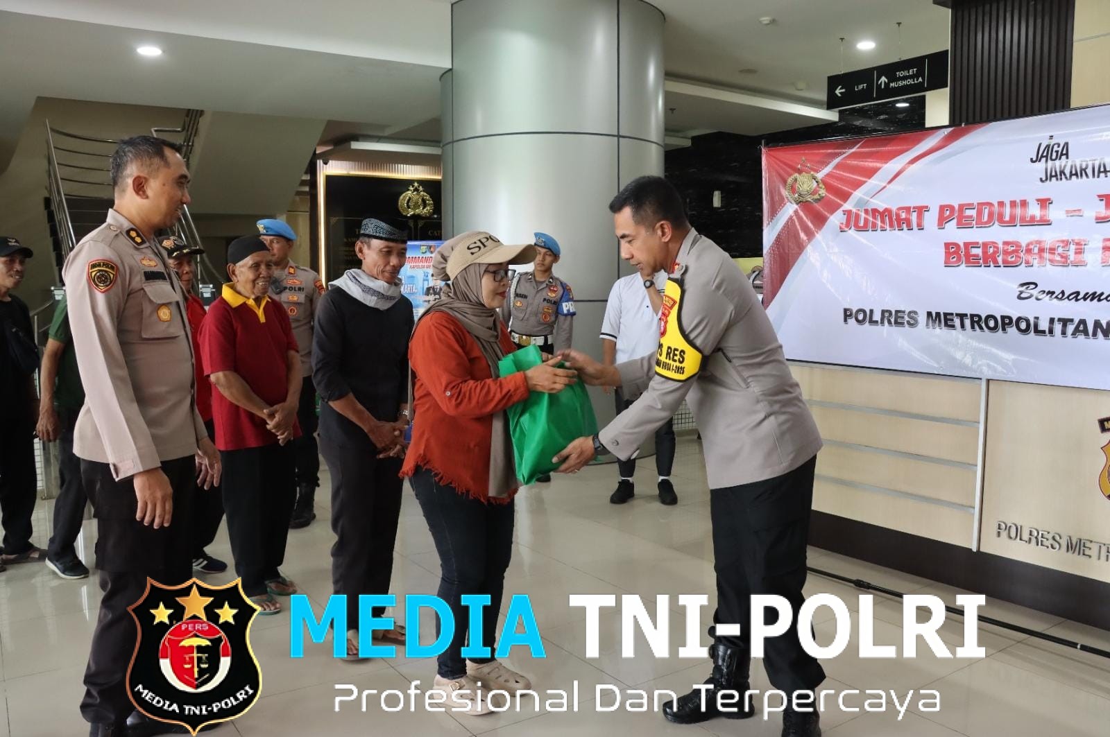 Program “Jaga Jakarta” Kapolda Metro Jaya, Polres Jakbar Tebar Kasih Lewat Jumat Peduli