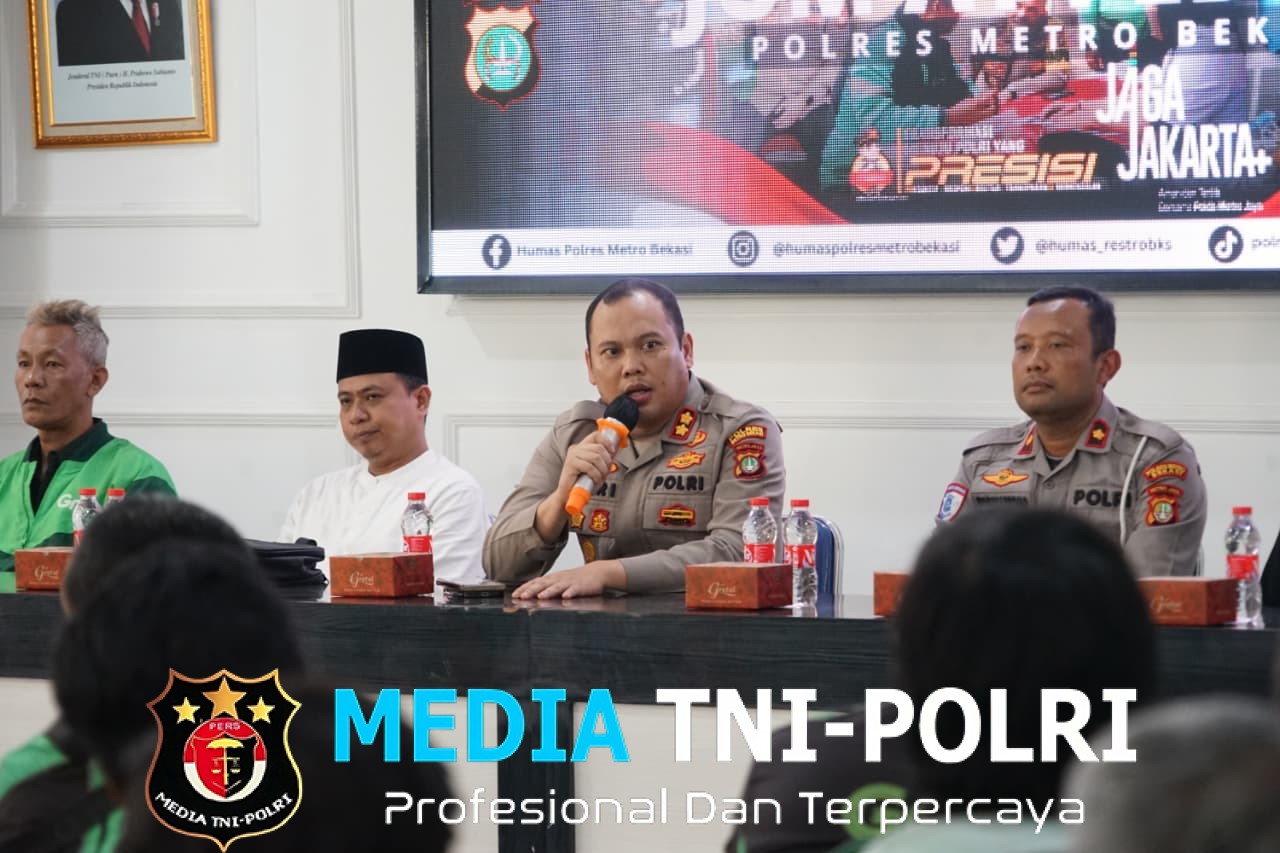 Polres Metro Bekasi Gelar Jumat Berkah Edukasi Lalu Lintas, Sembako, dan Helm SNI untuk Ojol Cikarang Selatan