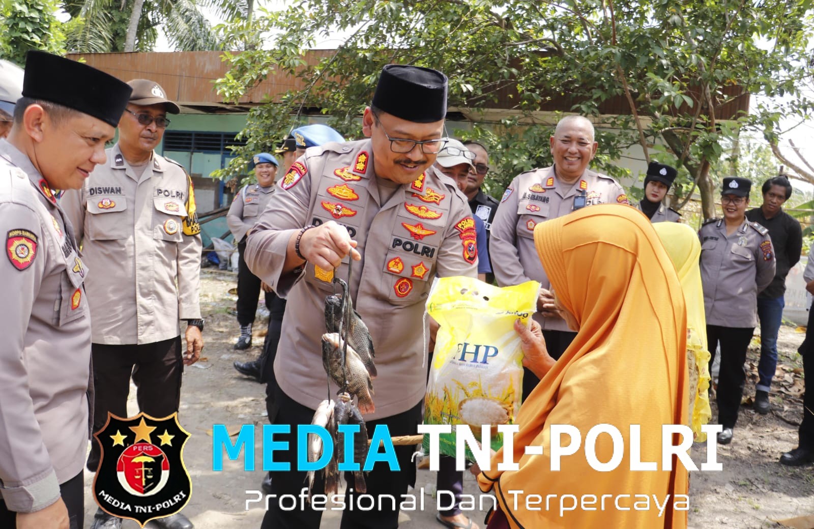 Jumat Berkah, Polres Langkat Bagikan Ikan Hasil Panen Bioflok dan Beras untuk Warga Kurang Mampu