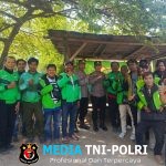 Jumat Berkah Polsek Cikarang Timur Salurkan Bantuan Sembako untuk Pengemudi Ojek Online