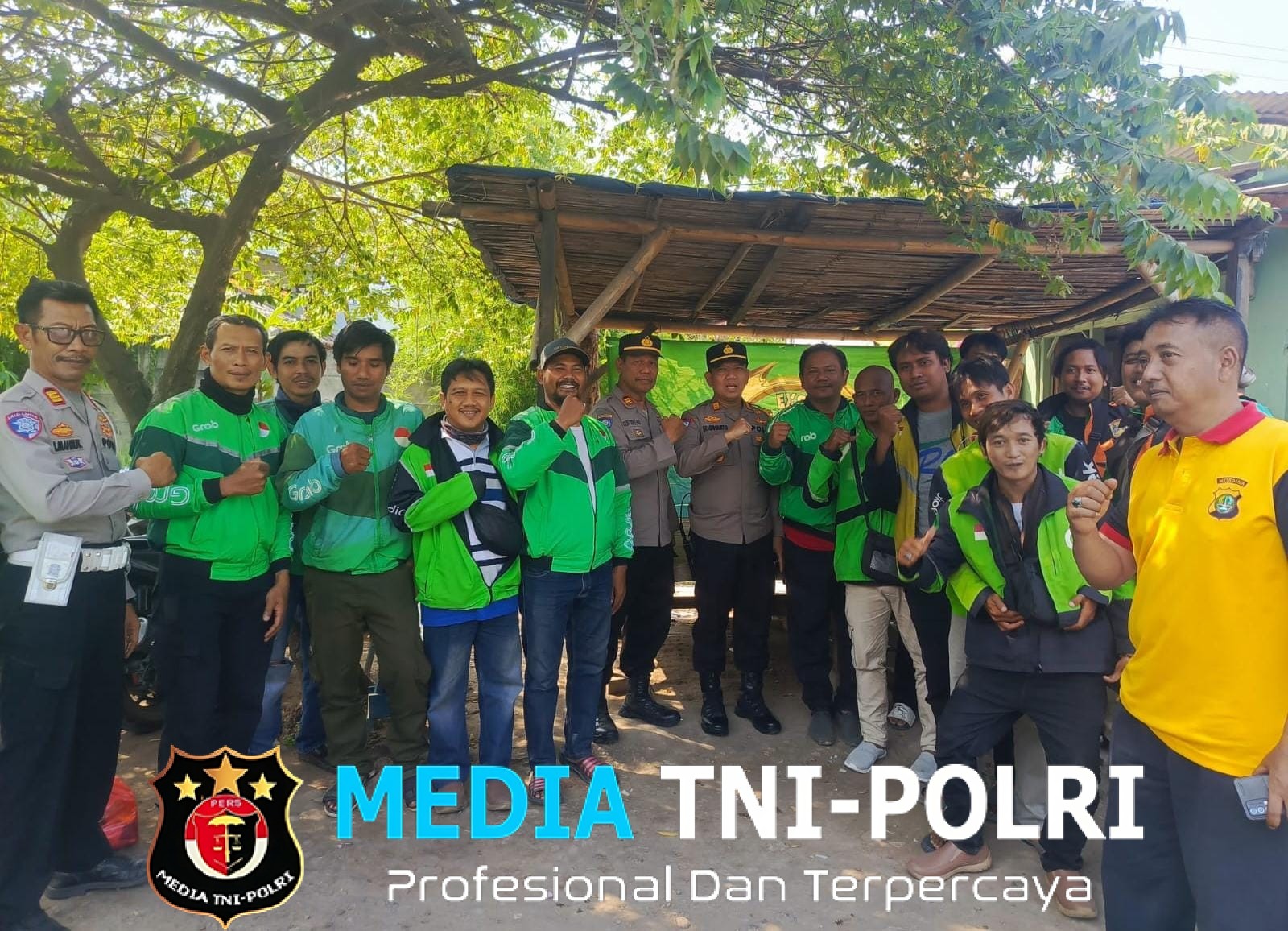 Jumat Berkah Polsek Cikarang Timur Salurkan Bantuan Sembako untuk Pengemudi Ojek Online