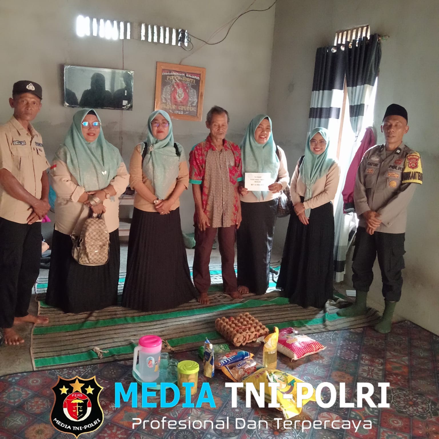 Kapolsek Tabir Selatan dan Yayasan Pundi Amal Salurkan Bantuan untuk Warga Kurang Mampu yang Anaknya Sakit