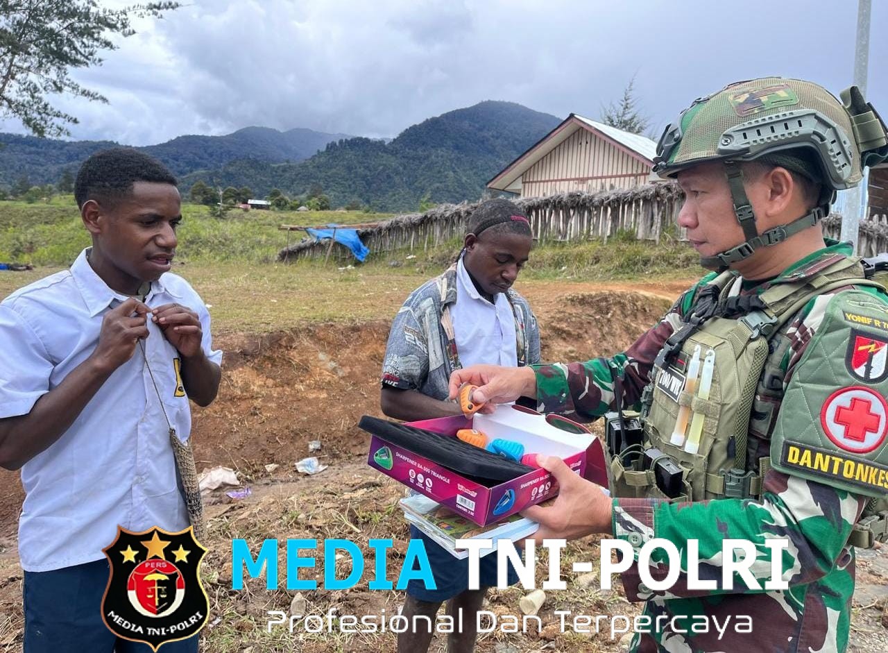 Satgas Yonif 700/Wyc di Pos Kout Koper Buktikan TNI Hadir untuk Masa Depan! Berbagi Senyuman dan Harapan bagi Pelajar Gome