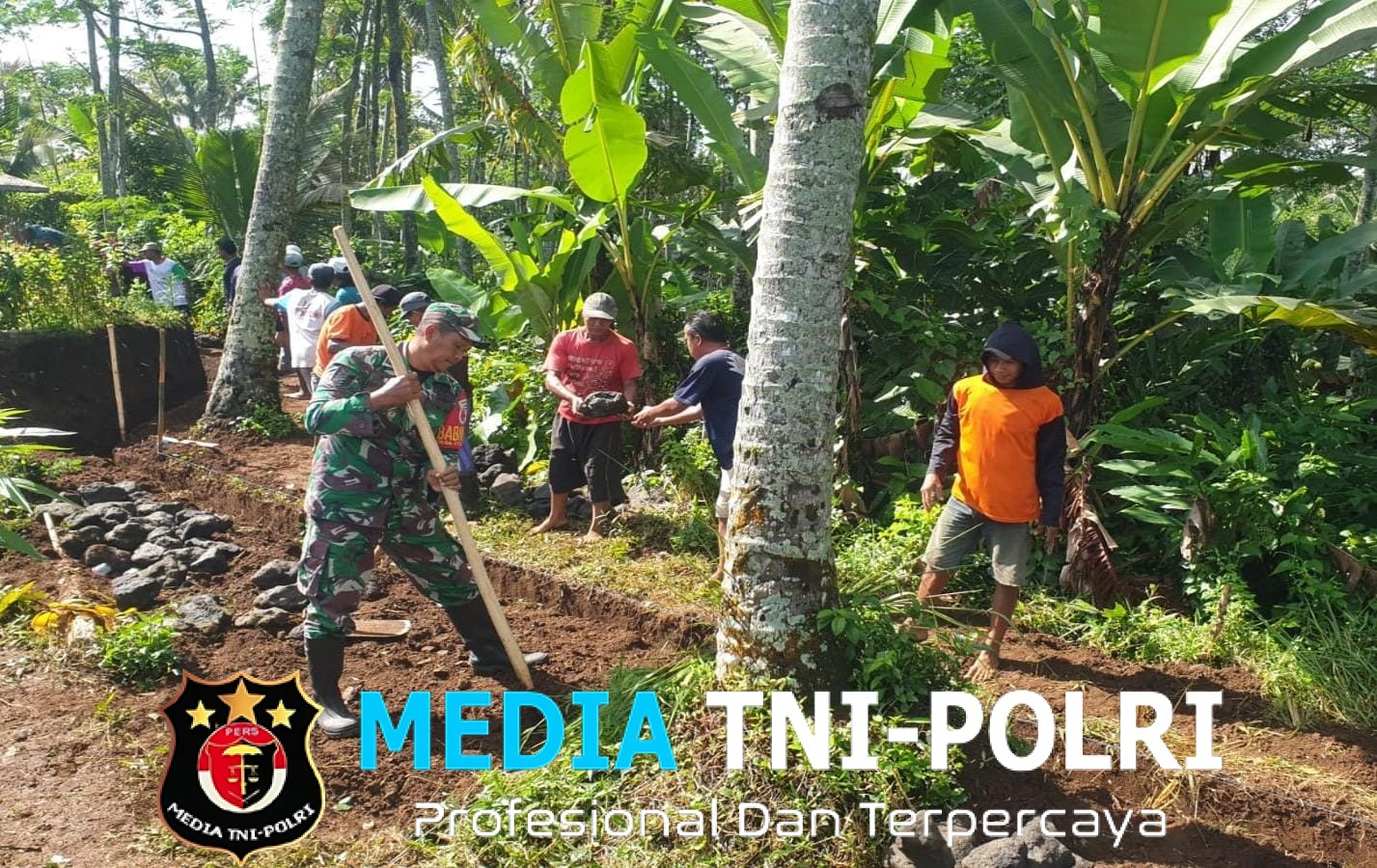 Babinsa Tegalasri Gotong Royong Bangun Tanggul dan Drainase Bersama Warga