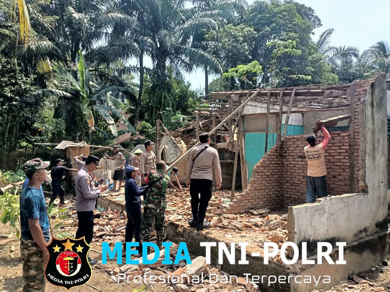 Polres Tanggamus Bersama Warga Gotong Royong Bersihkan Rumah Terdampak Gempa