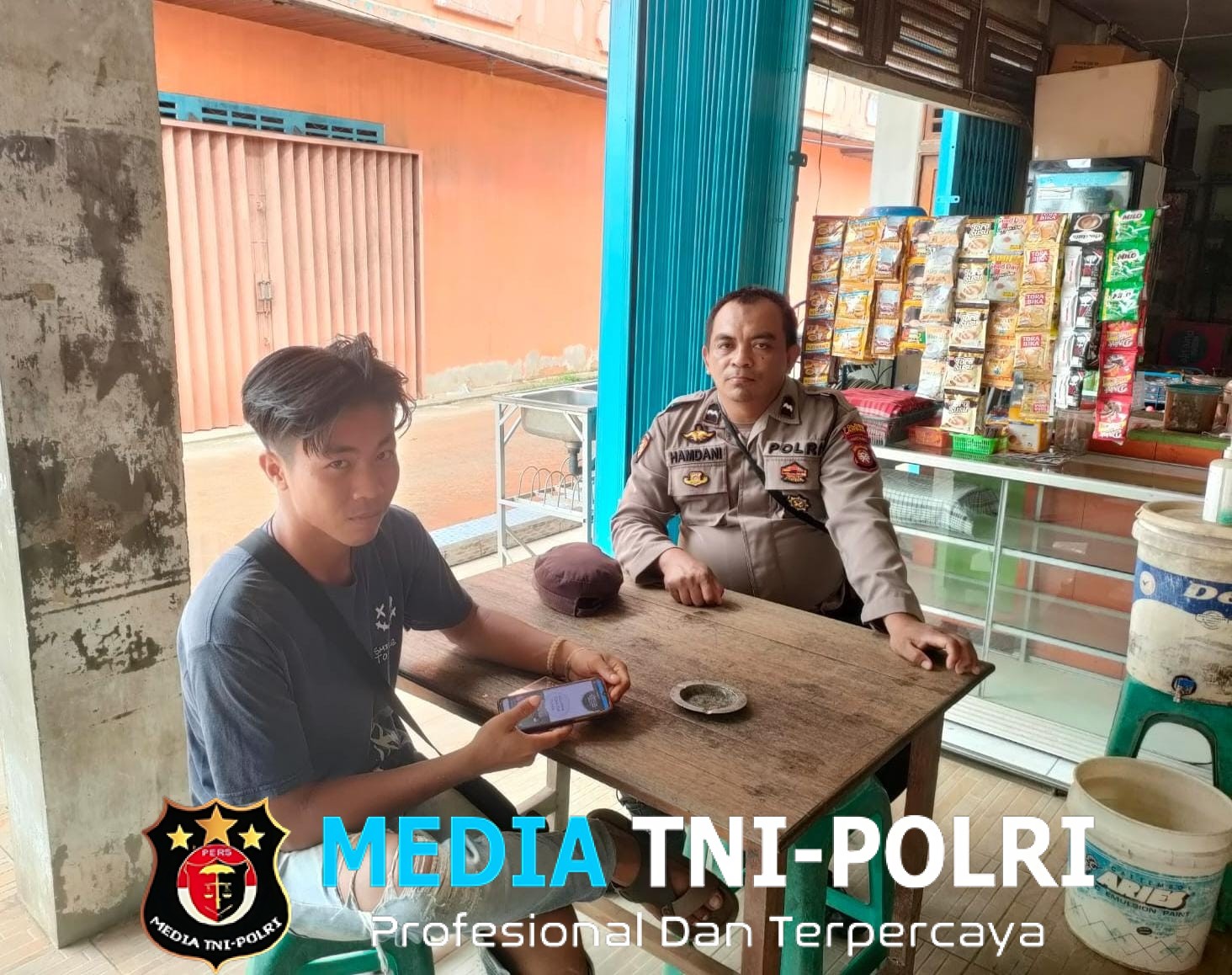 Ngobrol Santai Sambil Memberikan Pesan Kamtibmas Oleh Personil Polsek Ngabang