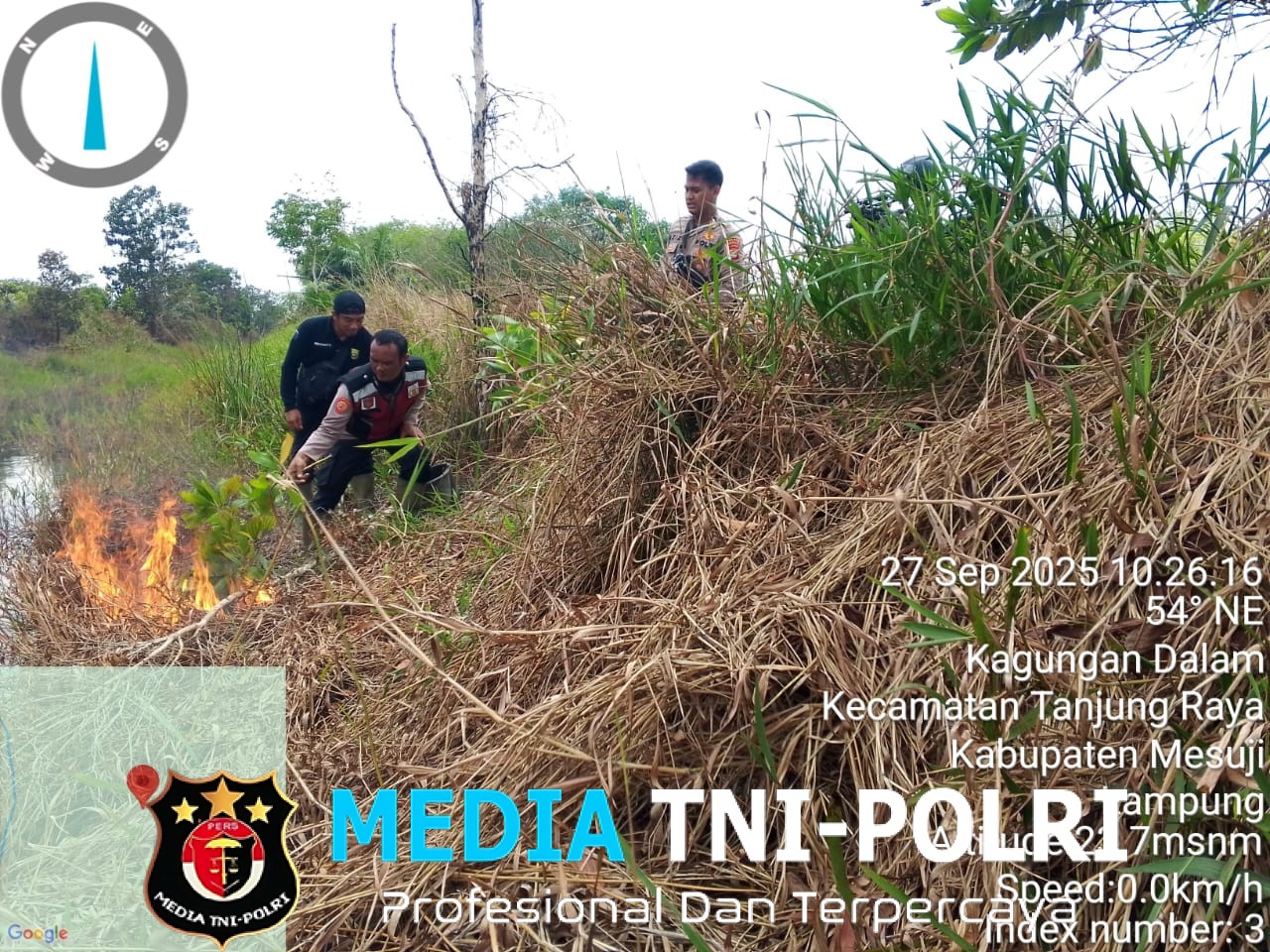 Polres Mesuji Bersama Karyawan Serta Warga, Berjibaku Memadamkan Api Karhutla di Lahan HGU Milik PT. BSMI