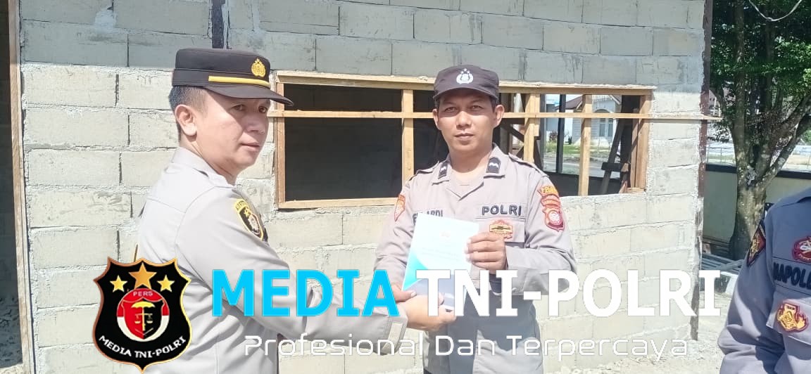 Buku Saku Quick Wins Dibagikan, Kapolsek Mempawah Hulu Ajak Personel Tingkatkan Pelayanan Publik