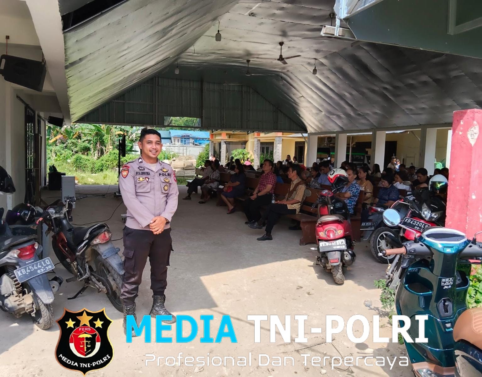 Laksanakan Pengamanan Di Dua Lokasi Gereja Berbeda Oleh Anggota Polsubsektor Jelimpo Dan Personil Polsek Ngabang
