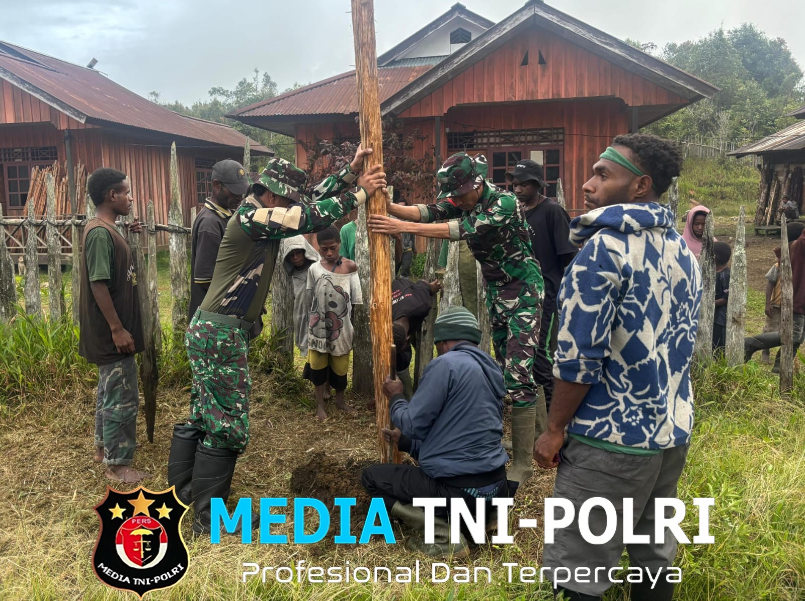 Pos Serambakon Yonif 751/VJS Terangi Kampung Wanbakon dengan Lampu Tenaga Surya