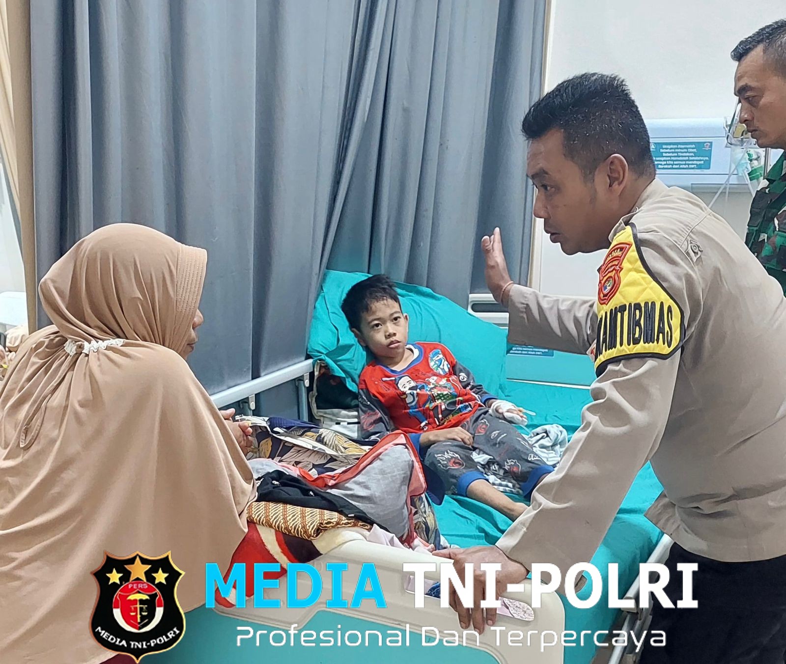 Bantu Pengobatan Rosyid, Aipda Leonardo dan Kopda Kaimin Menunjukkan Wajah Humanis TNI-Polri di Tengah Masyarakat