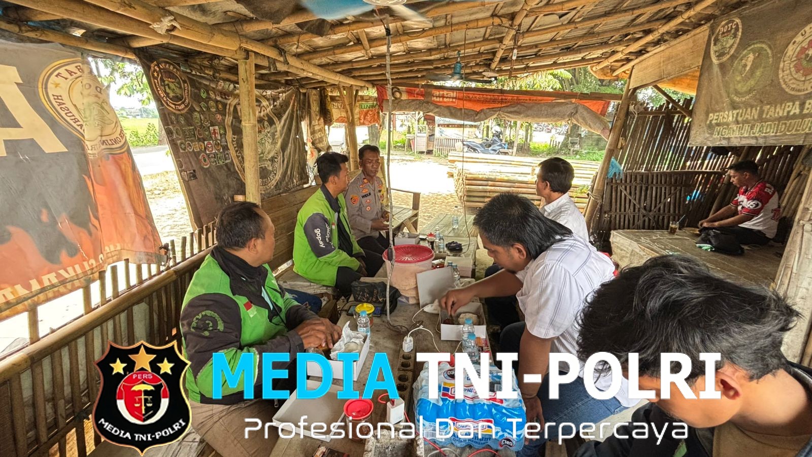 Polsek Cibarusah Pererat Kemitraan dengan Komunitas Ojol DOTC, Edukasi Pentingnya Harkamtibmas untuk Keamanan Bersama