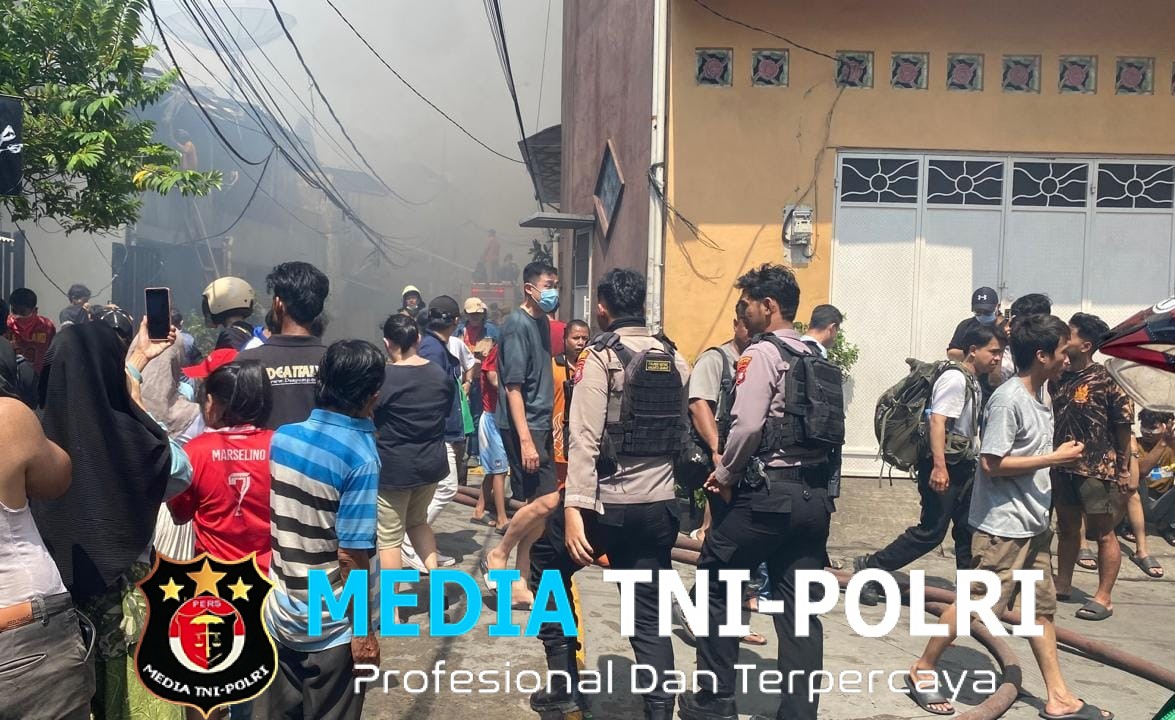 Aksi Cepat Sidokkes Polres Metro Jakarta Barat Evakuasi Relawan Muda Yang Pingsan Saat Bantu Padamkan Kebakaran Di Mangga Besar