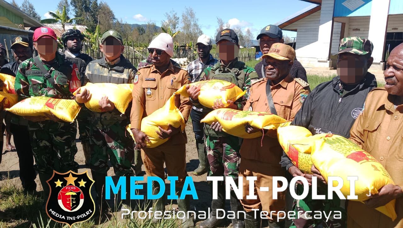Dansatgas Yonif 4 Marinir Dampingi Bupati Kabupaten Paniai Berikan Sembako Kepada Masyarakat Yang Terkena Banjir