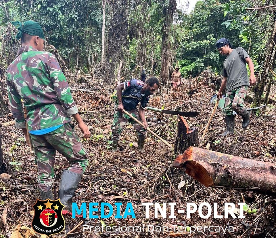 Pos Selal Yonif 751/VJS Tanam Pisang di Kampung Beringin Dorong Ketahanan Pangan & Kebersamaan