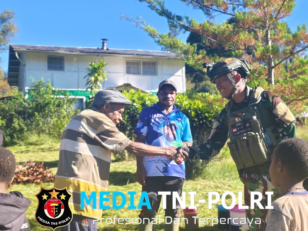 Bakti Sahabat di Bumi Cendrawasih Satgas Yonif 700/Wyc Beri Senyum lehat untuk Sang Bapa Gereja Eromaga